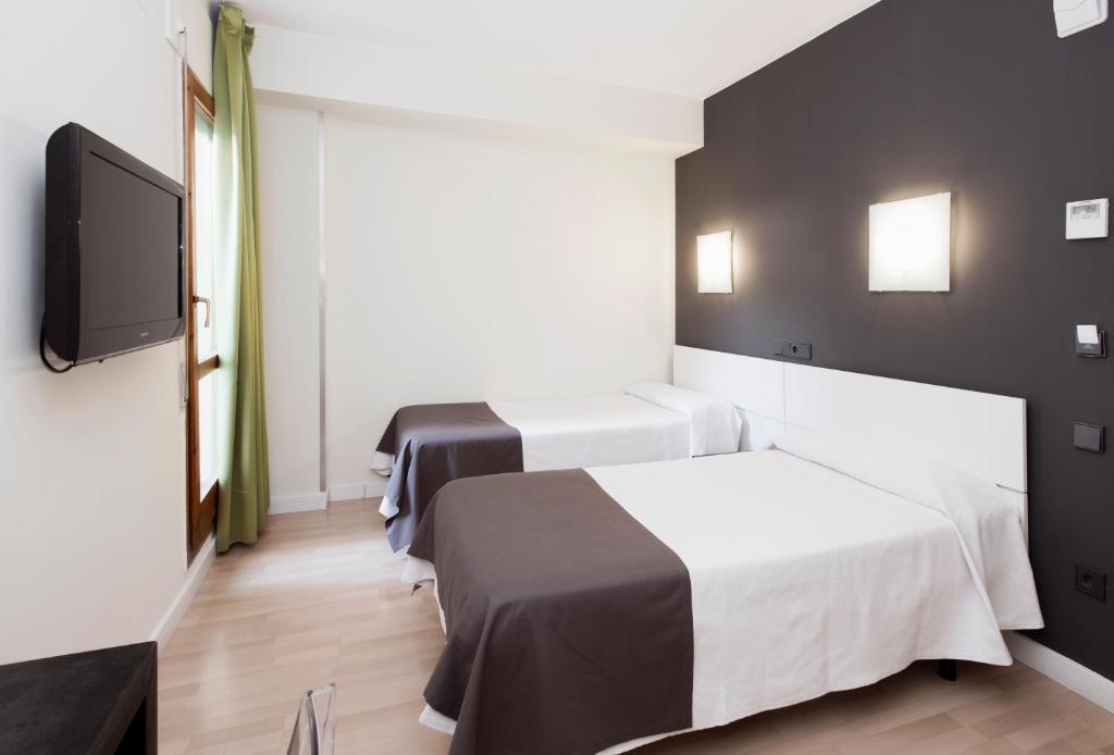 Hospedium Hostal Un Punto Chic Huesca Esterno foto