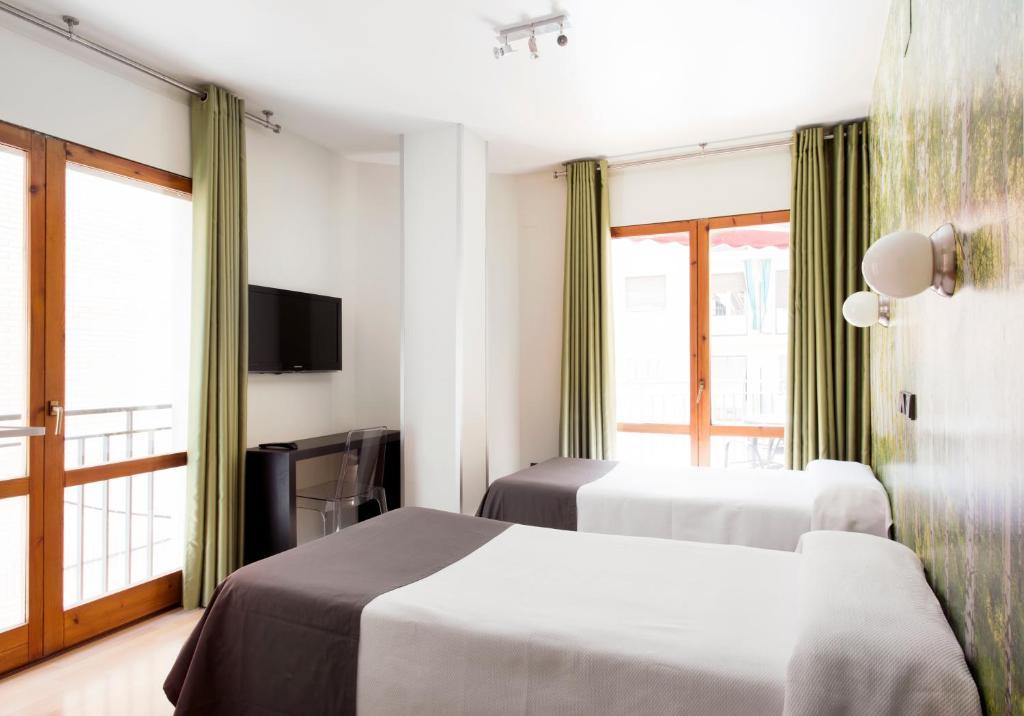 Hospedium Hostal Un Punto Chic Huesca Esterno foto