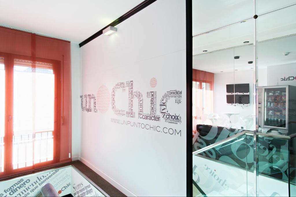 Hospedium Hostal Un Punto Chic Huesca Esterno foto